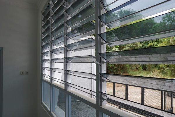 Cost of Jalousie Window Repair in Valencia