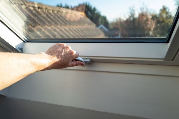 Cost of Pivot Window Repair in Valencia